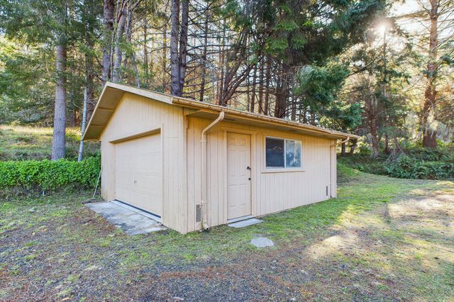 111 Beach Road, Shelter Cove, CA 95589