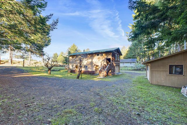 111 Beach Road, Shelter Cove, CA 95589