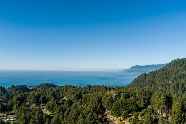 111 Beach Road, Shelter Cove, CA 95589