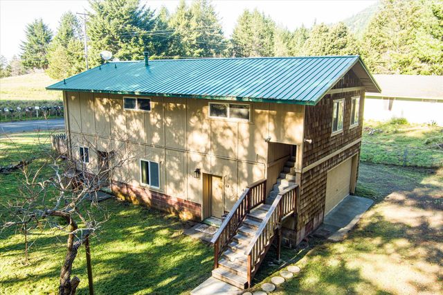 111 Beach Road, Shelter Cove, CA 95589