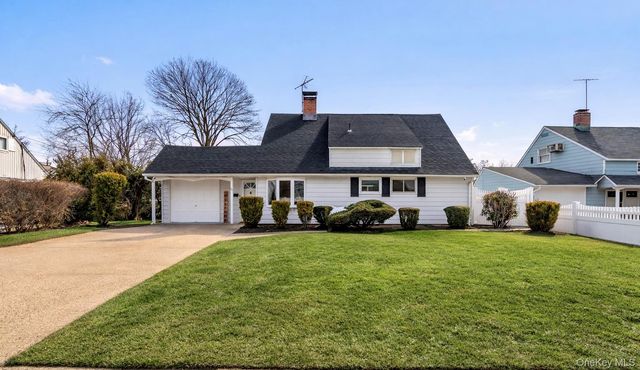 68 Summer Lane, Hicksville, NY 11801