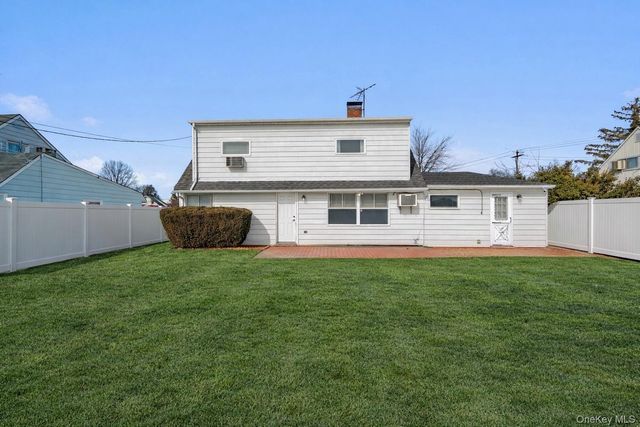 68 Summer Lane, Hicksville, NY 11801