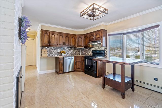 68 Summer Lane, Hicksville, NY 11801