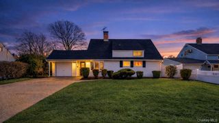 68 Summer Lane, Hicksville, NY 11801