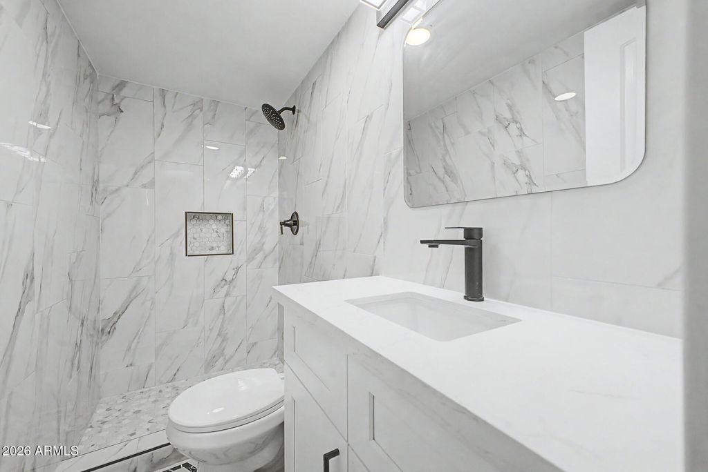 Image 12 of property listing at 4923 W CYPRESS Street, Phoenix, AZ 85035