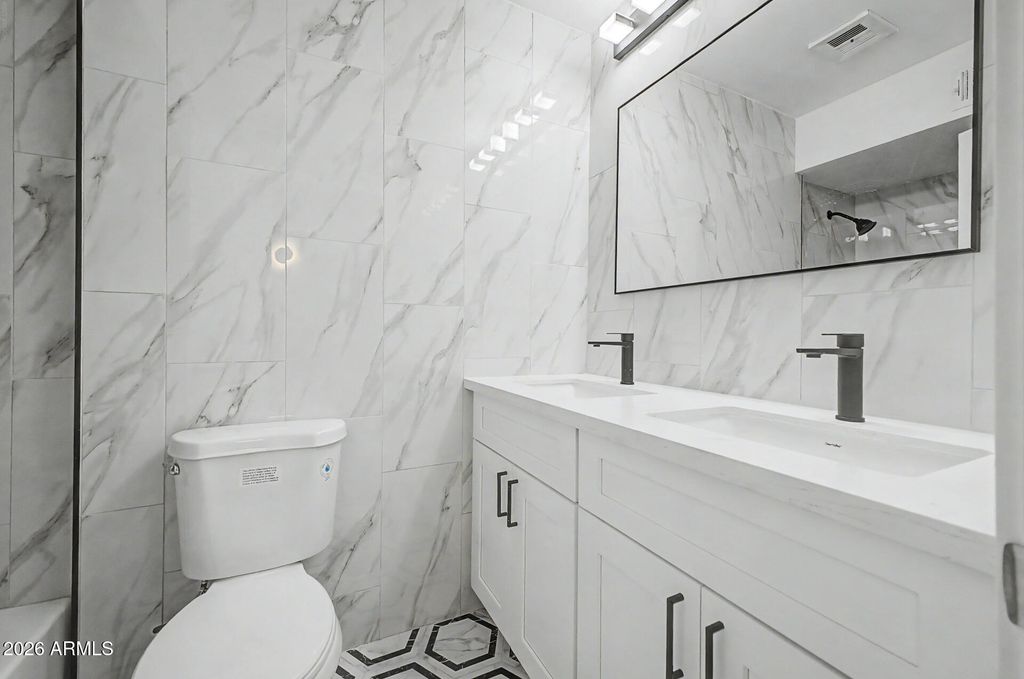 Image 13 of property listing at 4923 W CYPRESS Street, Phoenix, AZ 85035