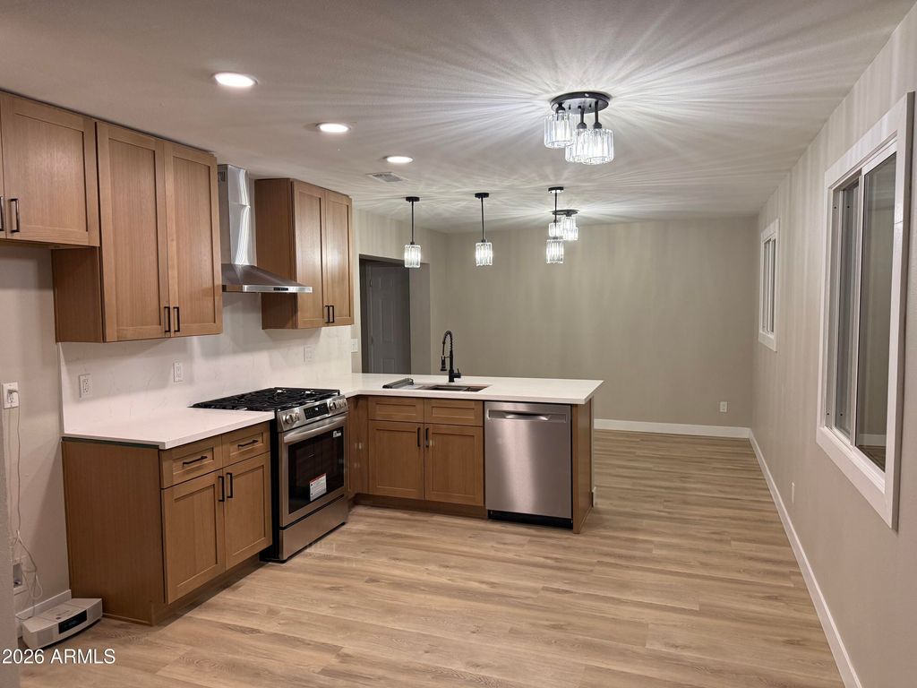 Image 4 of property listing at 4923 W CYPRESS Street, Phoenix, AZ 85035