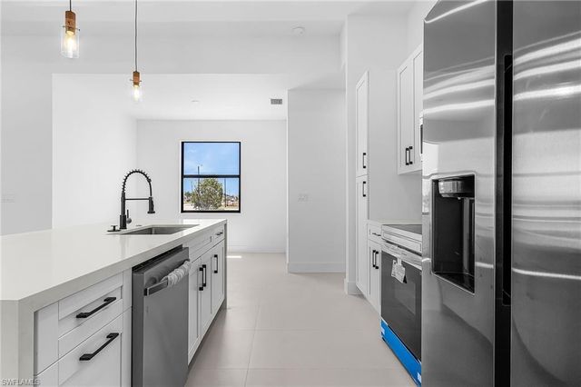 800 NW 8th TER, Cape Coral, FL 33993