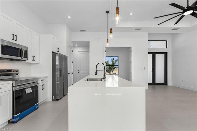 800 NW 8th TER, Cape Coral, FL 33993