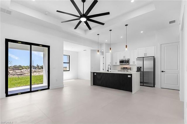 800 NW 8th TER, Cape Coral, FL 33993