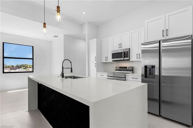 800 NW 8th TER, Cape Coral, FL 33993