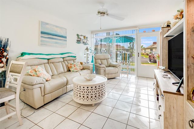 4375 TAHITIAN GARDENS CIRCLE B, Holiday, FL 34691