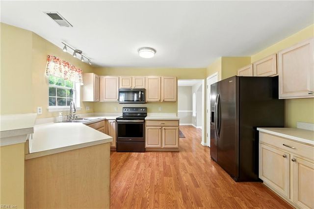 877 Holbrook DR, Newport News, VA 23602
