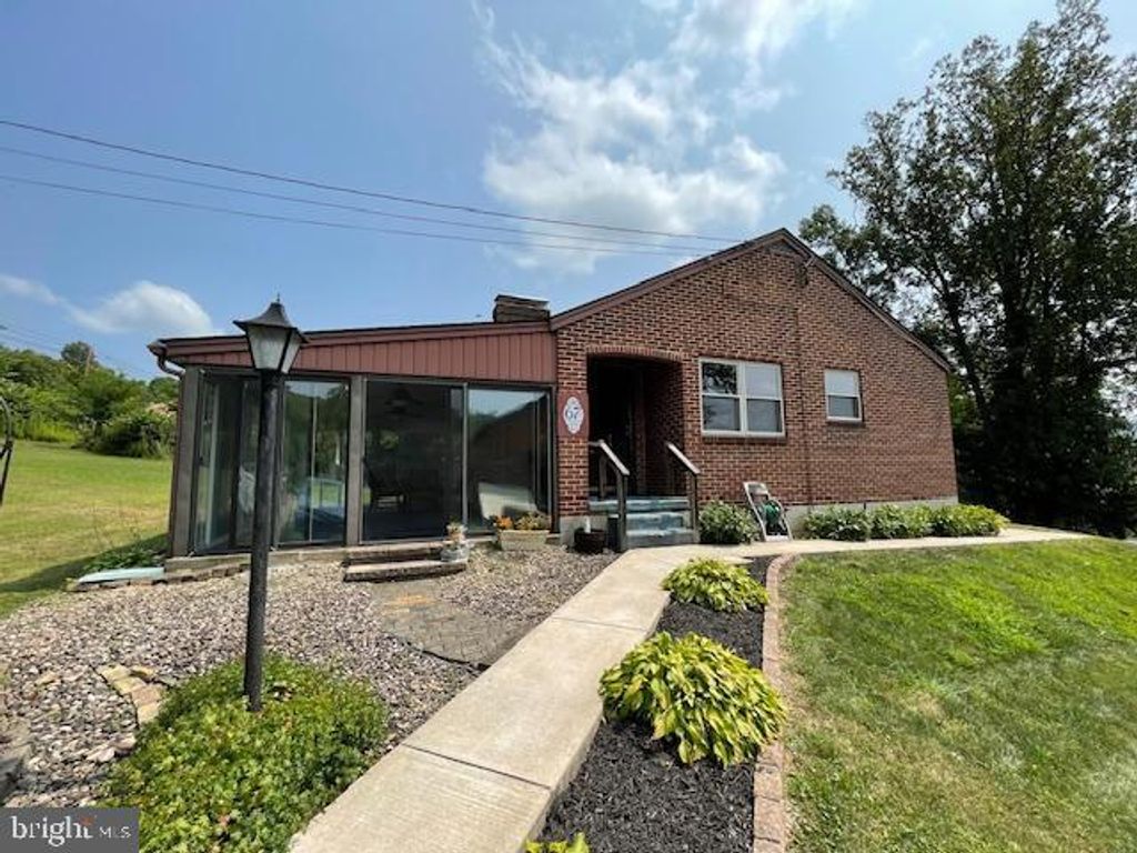 67 AIRPORT HILL RD, Lewistown, PA 17044