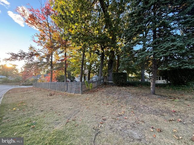 211 W HOLLY AVE, Oaklyn, NJ 08107