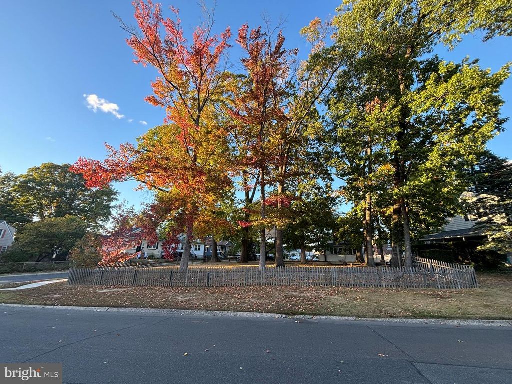 211 W HOLLY AVE, Oaklyn, NJ 08107