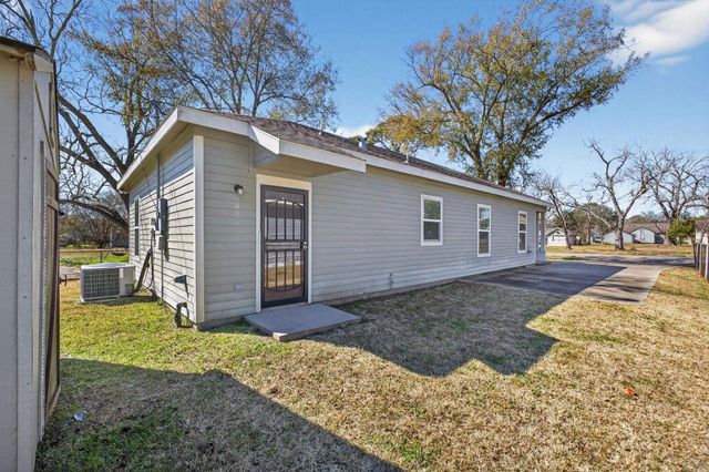 3242 12th St, Port Arthur, TX 77642
