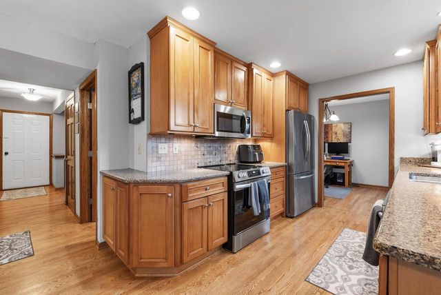 8044 W Beacon Hill DRIVE, Franklin, WI 53132