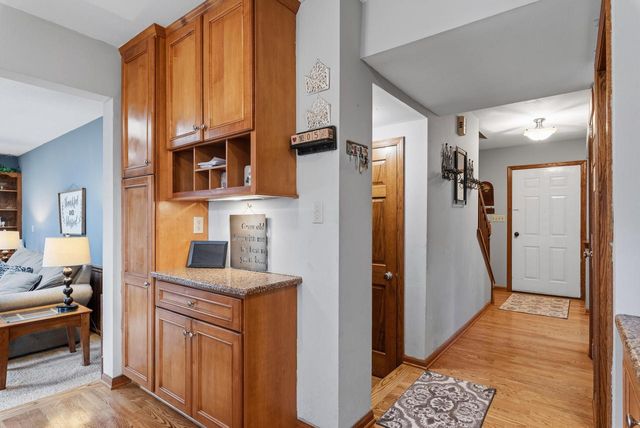 8044 W Beacon Hill DRIVE, Franklin, WI 53132