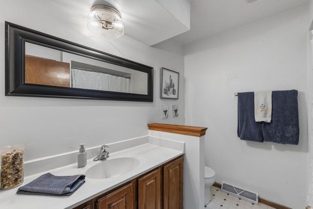 8044 W Beacon Hill DRIVE, Franklin, WI 53132