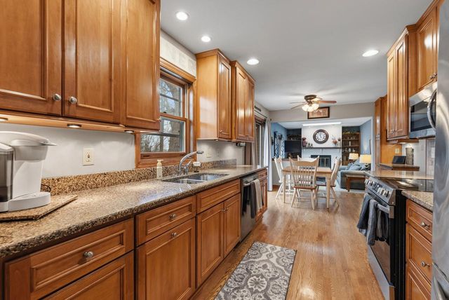 8044 W Beacon Hill DRIVE, Franklin, WI 53132