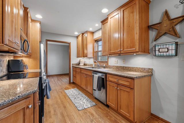 8044 W Beacon Hill DRIVE, Franklin, WI 53132