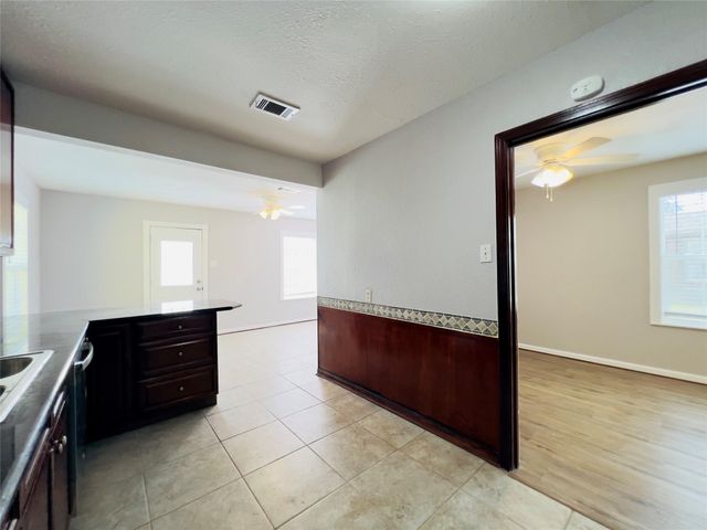 1013 17th Avenue N, Texas City, TX 77590