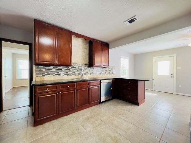 1013 17th Avenue N, Texas City, TX 77590