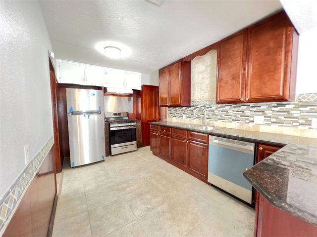 1013 17th Avenue N, Texas City, TX 77590