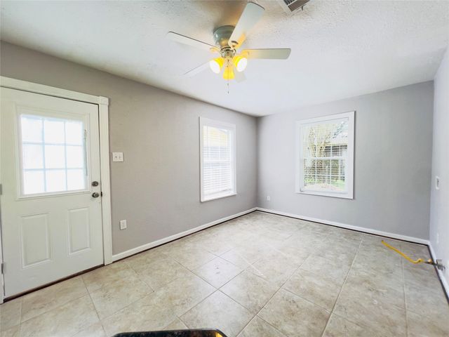 1013 17th Avenue N, Texas City, TX 77590