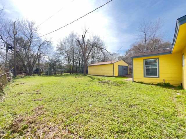 1013 17th Avenue N, Texas City, TX 77590