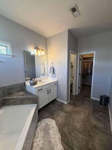 685 Fox Hound Dr, Clarksville, TN 37040