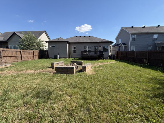 685 Fox Hound Dr, Clarksville, TN 37040