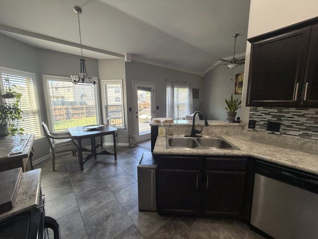 685 Fox Hound Dr, Clarksville, TN 37040