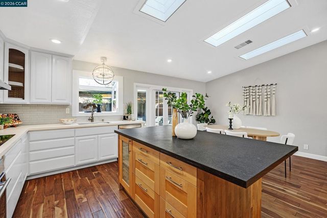 335 Lakeside Ct, Martinez, CA 94553