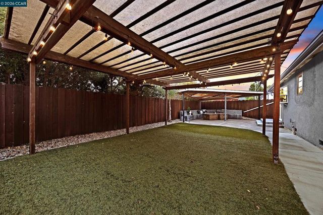 335 Lakeside Ct, Martinez, CA 94553