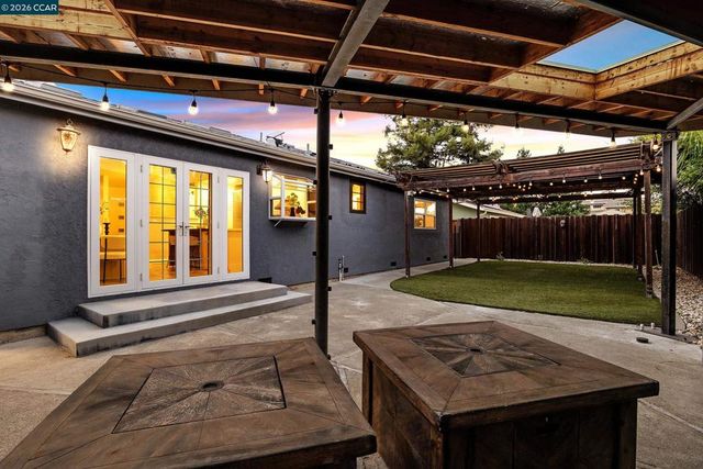 335 Lakeside Ct, Martinez, CA 94553