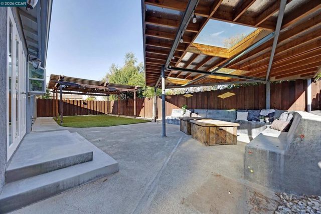 335 Lakeside Ct, Martinez, CA 94553