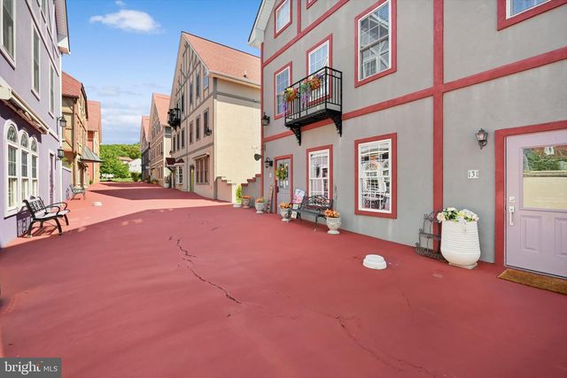 5 N VILLAGE CIR, Reinholds, PA 17569