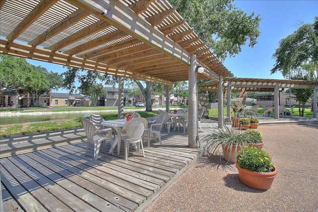 92 Lake Shore Dr, Corpus Christi, TX 78413