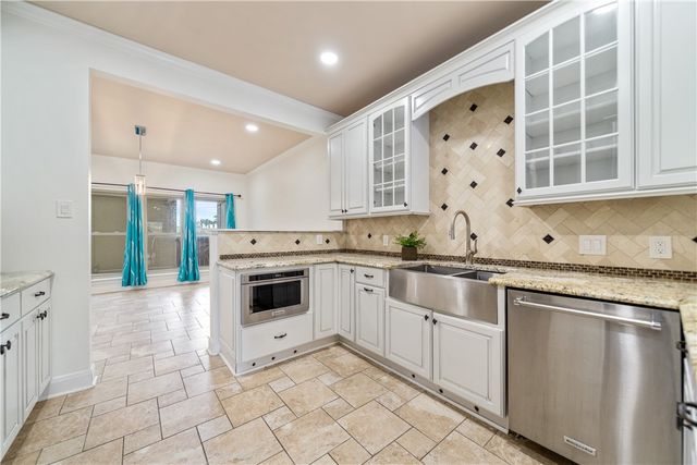 92 Lake Shore Dr, Corpus Christi, TX 78413
