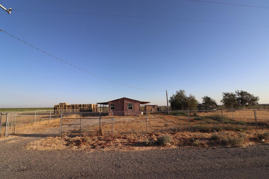 7337 W Mount Whitney Avenue, Riverdale, CA 93656