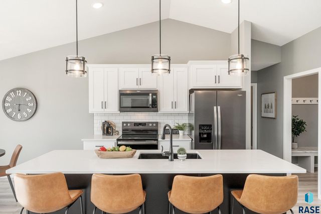1721 N CONCORD Dr, Sioux Falls, SD 57110