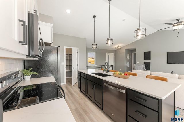1721 N CONCORD Dr, Sioux Falls, SD 57110