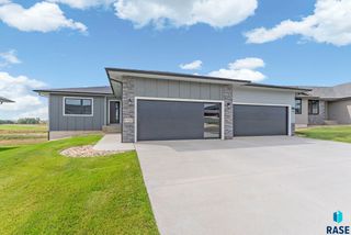 1721 N CONCORD Dr Drive, Sioux Falls, SD 57110