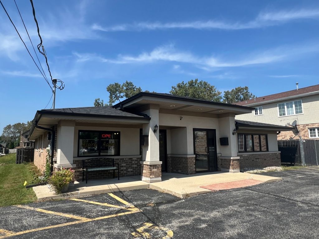 10016 S Roberts Road 1-South, Palos Hills, IL 60465