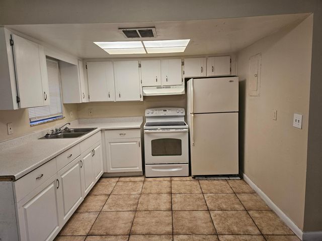 2556 NW 52nd Avenue D19, Lauderhill, FL 33313