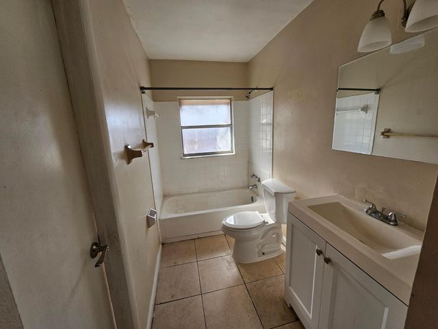 2556 NW 52nd Avenue D19, Lauderhill, FL 33313