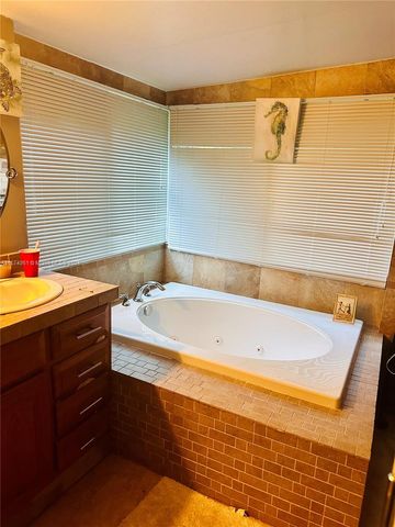 523 S 61st Ave, Hollywood, FL 33023