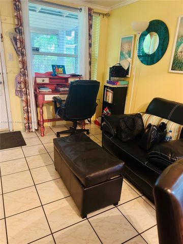 523 S 61st Ave, Hollywood, FL 33023